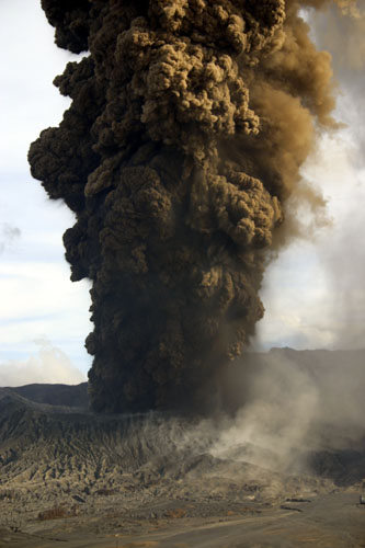 Eruption of Bromo on 8 June, 2004 (2).