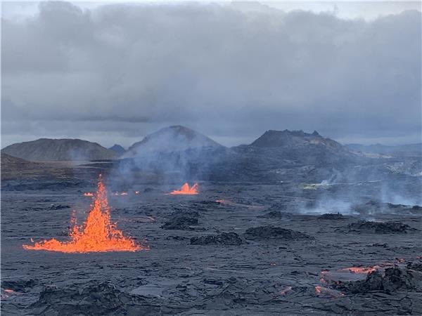Fountaining continues at the lava field in Geldingadalir valley (image: @EIlyinskaya/twitter)