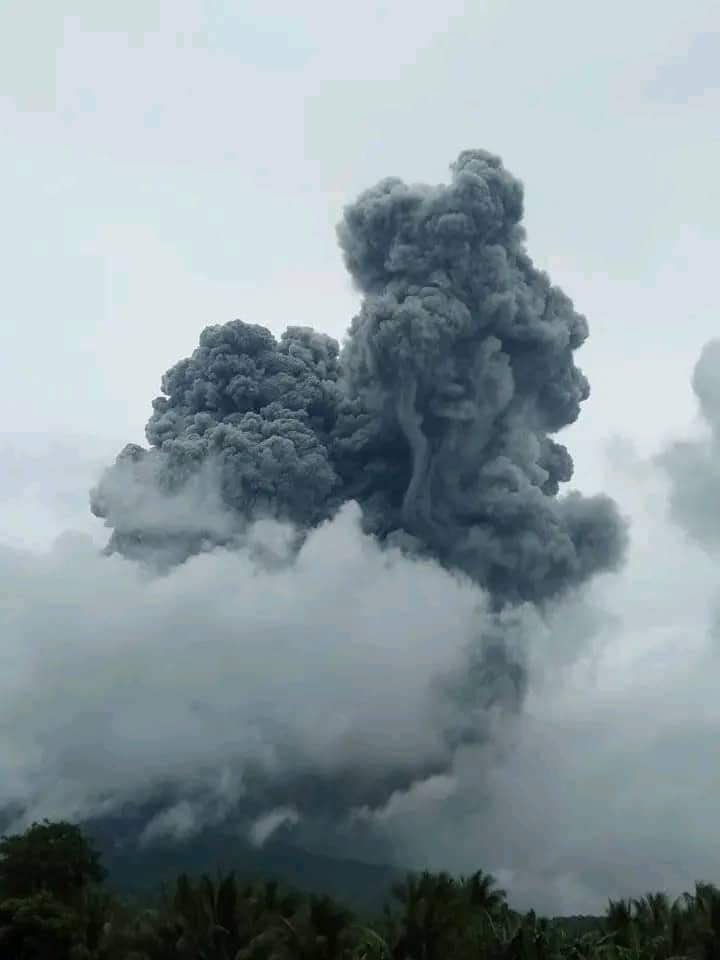 Phreatic eruption at Bulusan volcano today (image: @m_pistolesi/twitter)