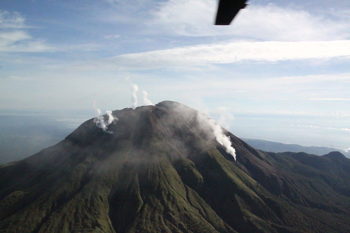 Bulusan on 7 Oct with a new very active fumarole on the southeast slope (image: PHILVOLCS)