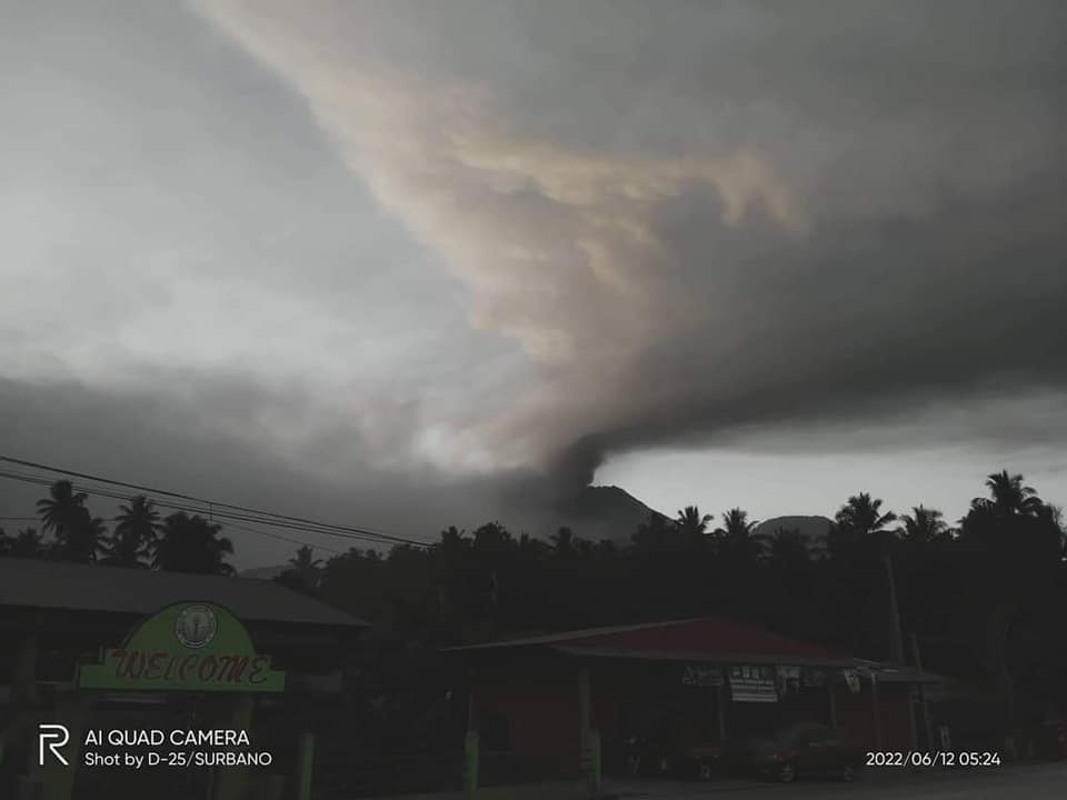 Spreading ash column from Bulusan volcano this morning (image: Il Mondo dei Terremoti)