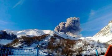 Ash emission from Nevados de Chillán yesterday (image: Red Climática Mundial / facebook)