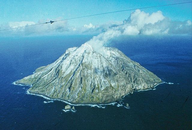 Illustration photo of the volcano associated with fumarolic activity (image: KVERT)