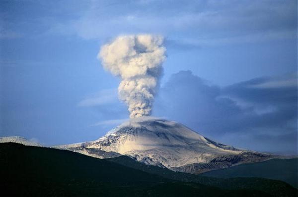 Strong and dense gas emissions at Chikurachki volcano (image: Russian Emergency Situations Ministry/Sakhalin region)