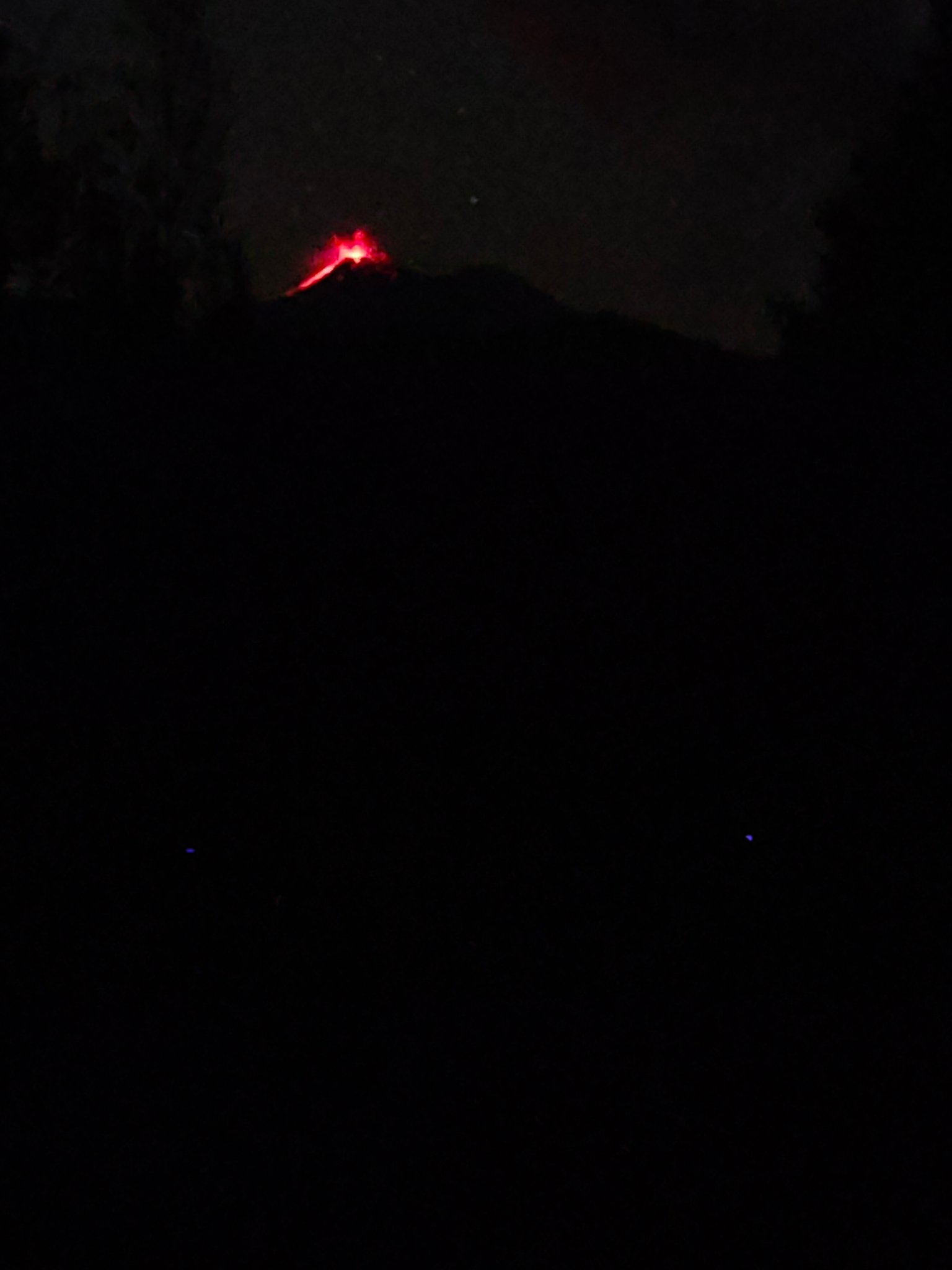 Night-time glow at Nevados de Chillán volcano (image: @lvaleverdejo/twitter)