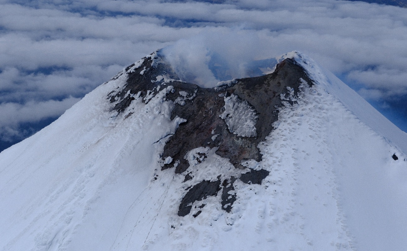 The summit of the Cleveland volcano (image: AVO)