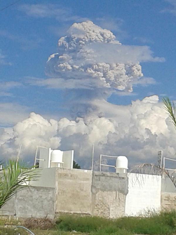 Eruption column from yesterday's explosion at Colima (photo: Mario Anguiano M. / ‏@gobernador_mam / twitter)