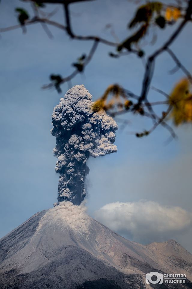 Powerful explosion of Colima Sunday morning 11:07 local time (image: Christian Villicaña / Colima de Ayer / facebook)