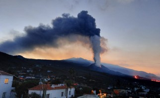 The eruption column this morning (image: IGN)