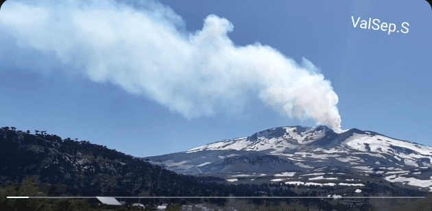 Gas and steam emissions from Copahue volcano on 16 November (image: @valecaviahue/twitter)