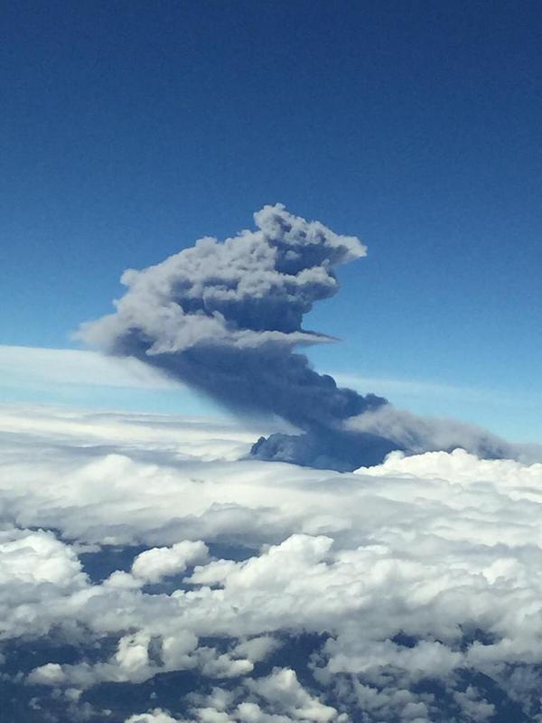 Eruption from Cotopaxi on 14 Aug (photo: Daniel Salazar / twitter)