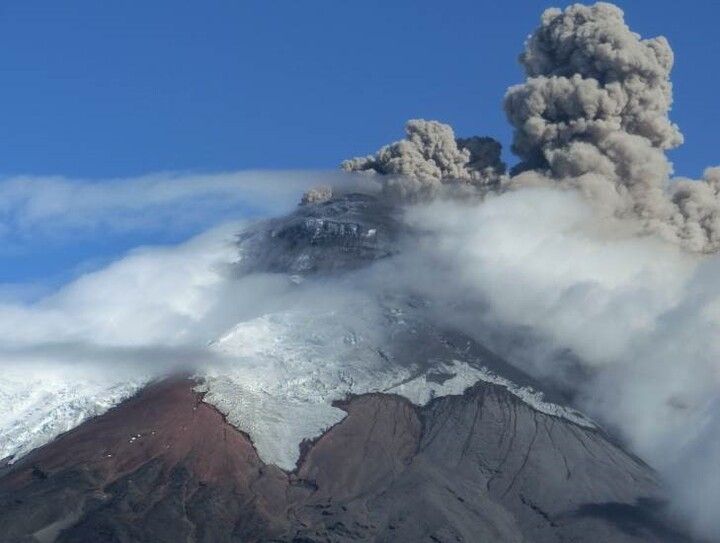 Ash emissions from Cotopaxi yesterday (photo: Patricia Mothes / IGEPN)