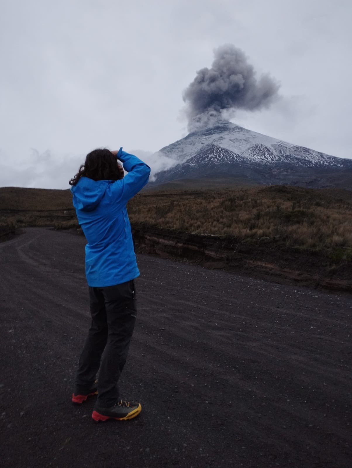 An observer watching an eruption from Cotopaxi volcano (image: Roberto Valdez)
