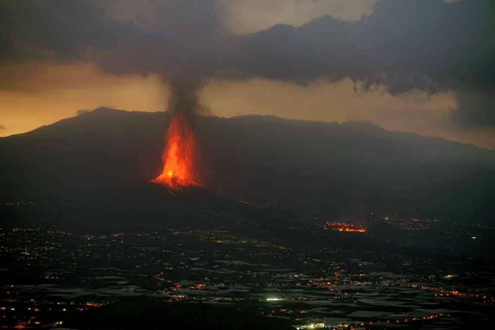 Closer view of the lava fountains fom the vent (image: Martin Rietze / VolcanoDiscovery)