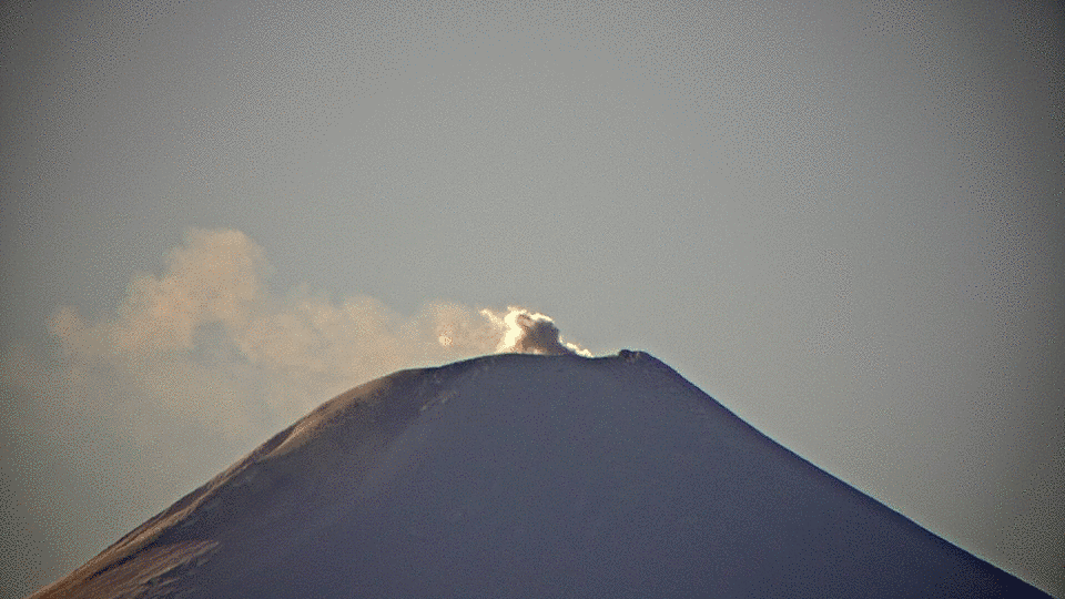 Steam plume with minor ash content from Villarica volcano (image: SERNAGEOMIN)