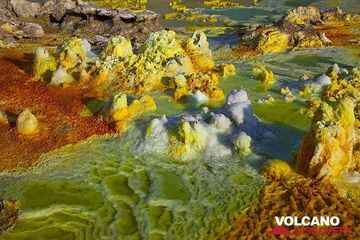 Unearthly and unique colours of the hydrothermal springs, acid lakes and mineral deposits at Dallol (Tom Pfeiffer)