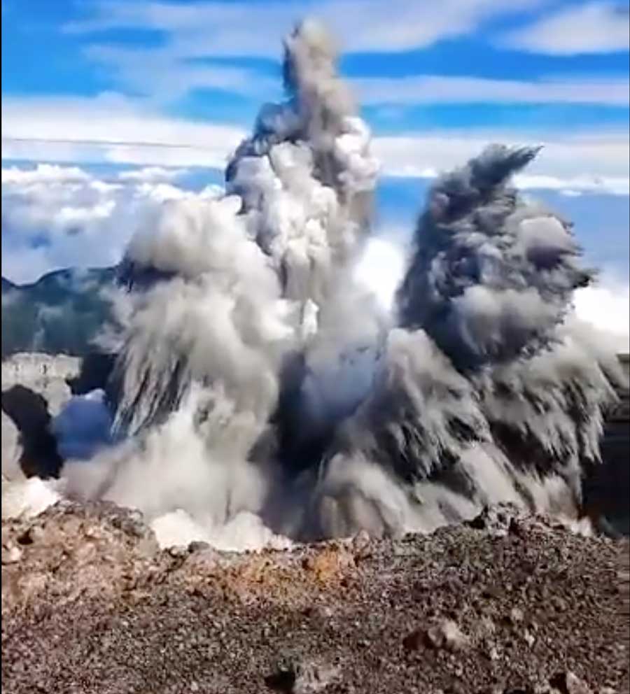 Phreatic eruption at Dempo 21 Aug 2023 (image: Dio Dio agustianda / @AgustiandaDio / X)