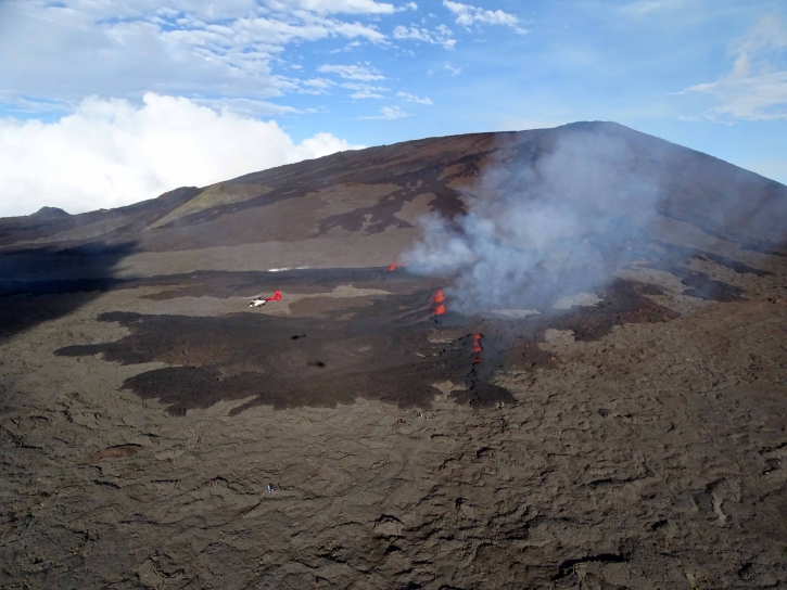 View of the eruption site yesterday (image: OVPF-IPGP, Imaz Press, Réunion La 1ère)