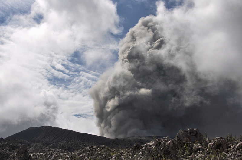 Eruption from Dukono volcano on 21 Dec 2011 (photo: Andi / VolcanoDiscovery Indonesia)