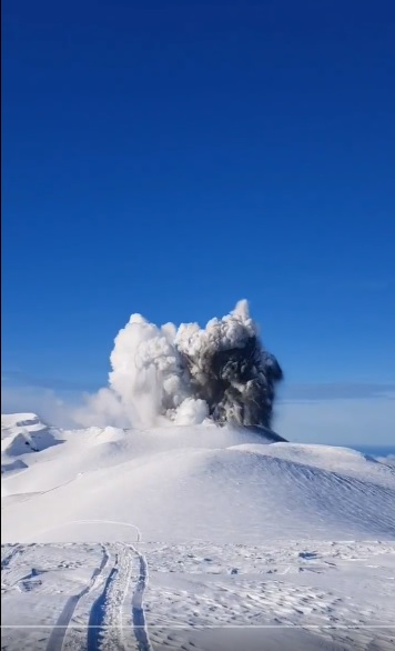 The explosion at Ebeko volcano today (image: @WeatherSarov1/twitter)
