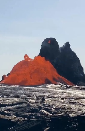 Powerful dome-shaped lava fountains from the hornito in the southern pit crater (image: Seifegebreil Shifferaw)