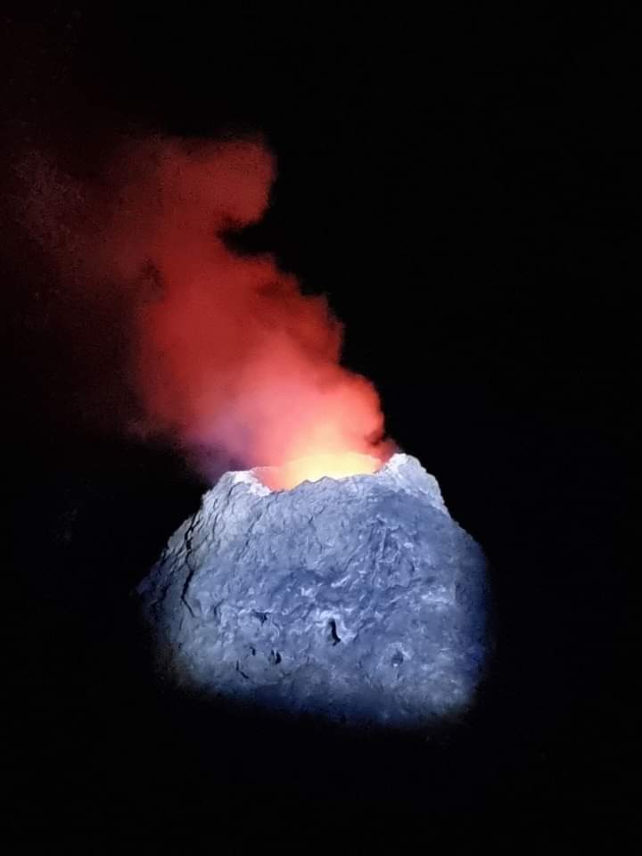 The hornito within the southern pit crater and emitting glowing gas and water vapor emissions (image: Enku Mulugeta/VolcanoDiscovery Ethiopia)