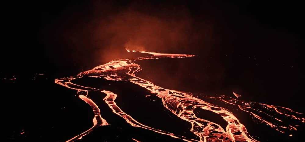 Emissions of incandescent, fluid lava by spattering and lava flows continue (image: Enku Mulugeta/VolcanoDiscovery Ethiopia)