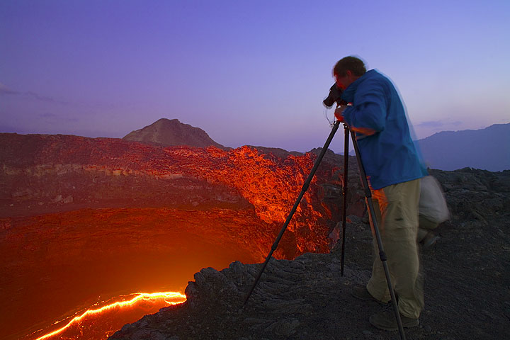 Frank am Arbeiten am Lavasee des Erta Ale Vulkans, Äthiopien