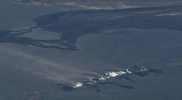 Oblique aerial view of the eruptive fissure