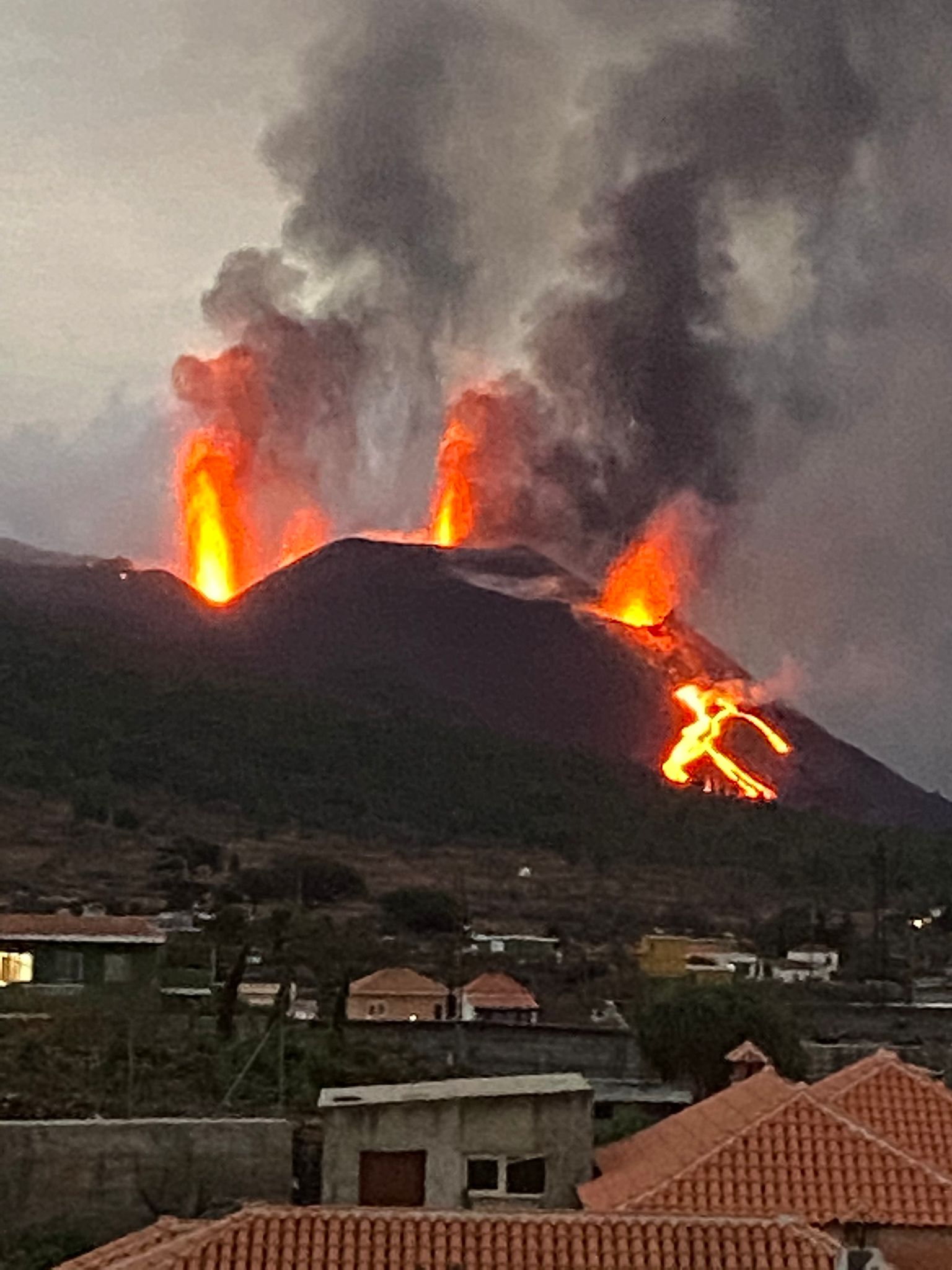Activity at the vents last evening or early today (image: author unknown, via Volcanes de Canarias @VolcansCanarias / twitter)