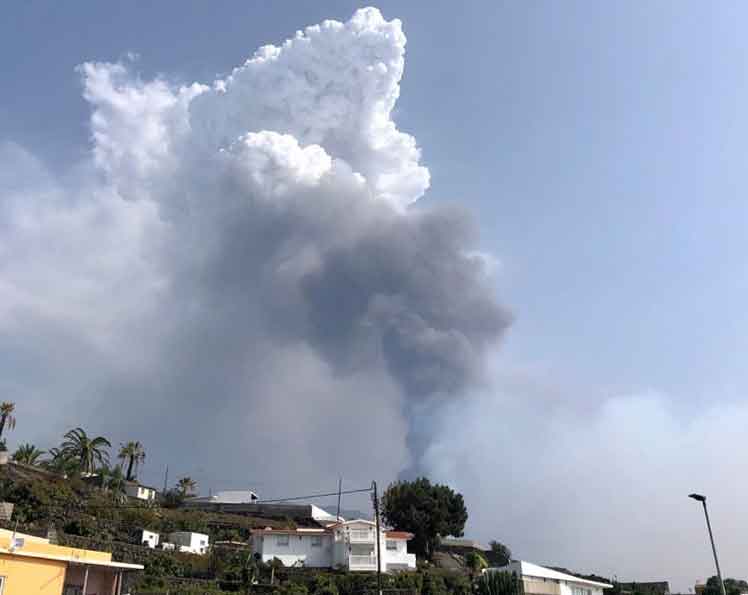 Eruption plume this afternoon (image: Eva Kubelková / @evis ka / facebook)