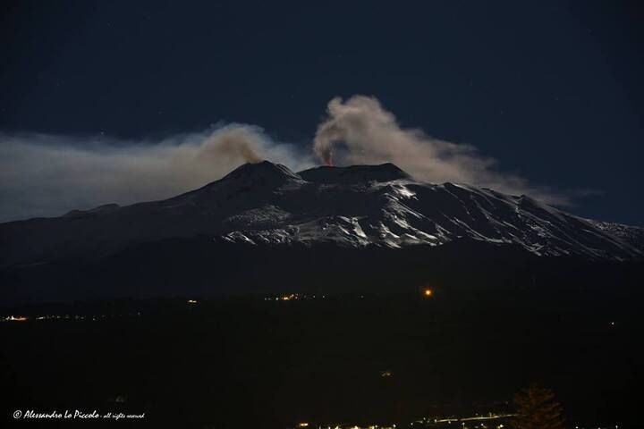 Glow from Etna's Voragine crater yesterday night (image: Alessandro Lo Piccolo / facebook)