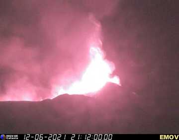 Lava fountain during Saturday night's paroxysm at Etna volcano (image: INGV thermal webcam)