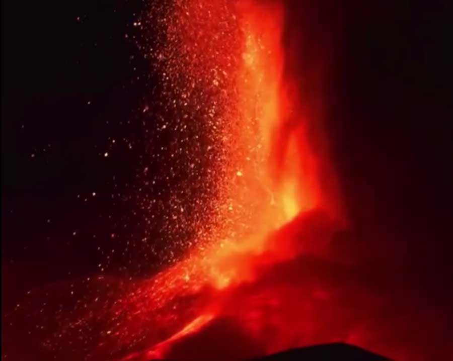 Lava fountain during last night's paroxysm at Etna's New SE crater (image: Roberto Viglianisi / facebook)
