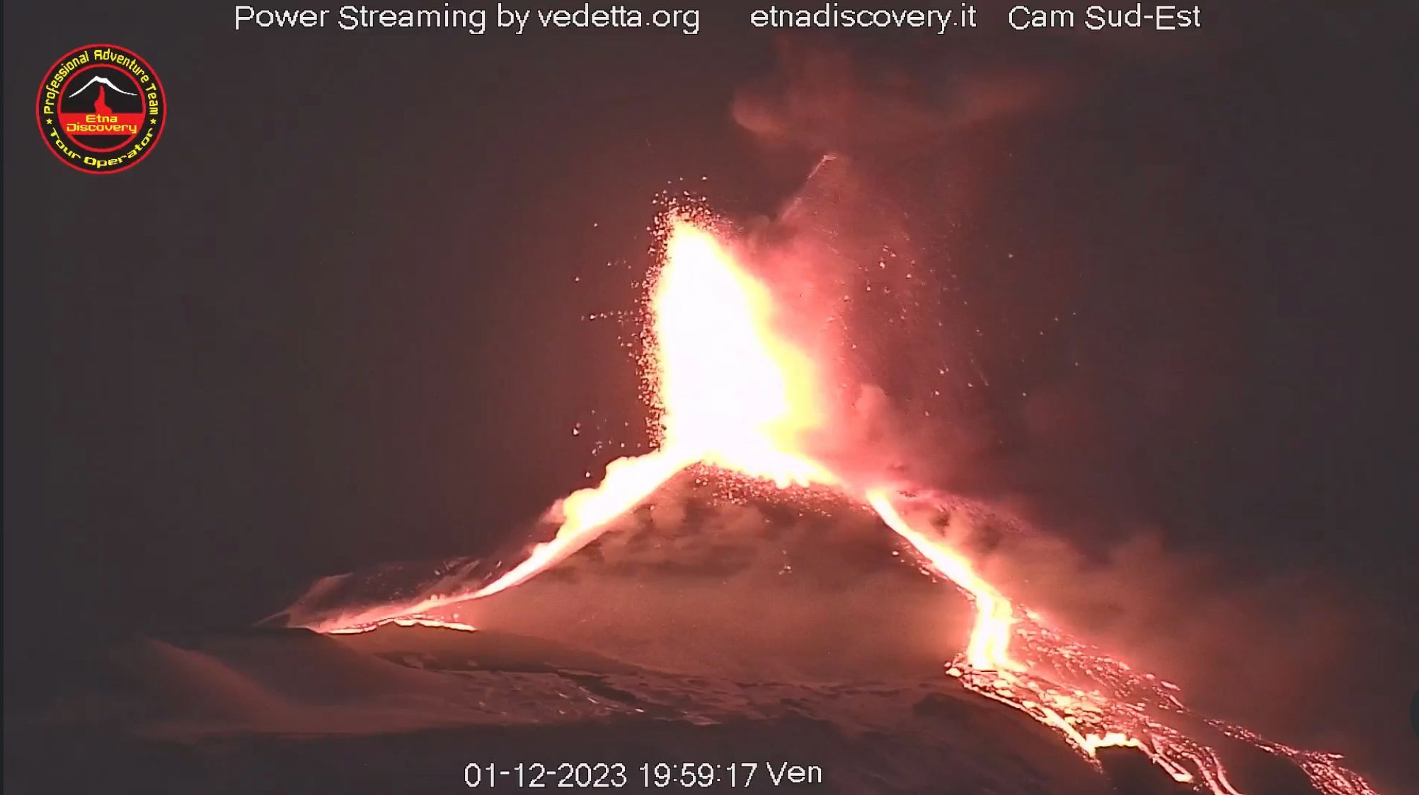 Lava fountains from Etna on 1 Dec 2023 evening (image: etnadiscovery.it webcam)