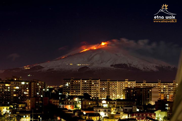 The new lava flow on Etna's SW side seen from Catania (photo: Emanuele Zuccarello / Etna Walk)