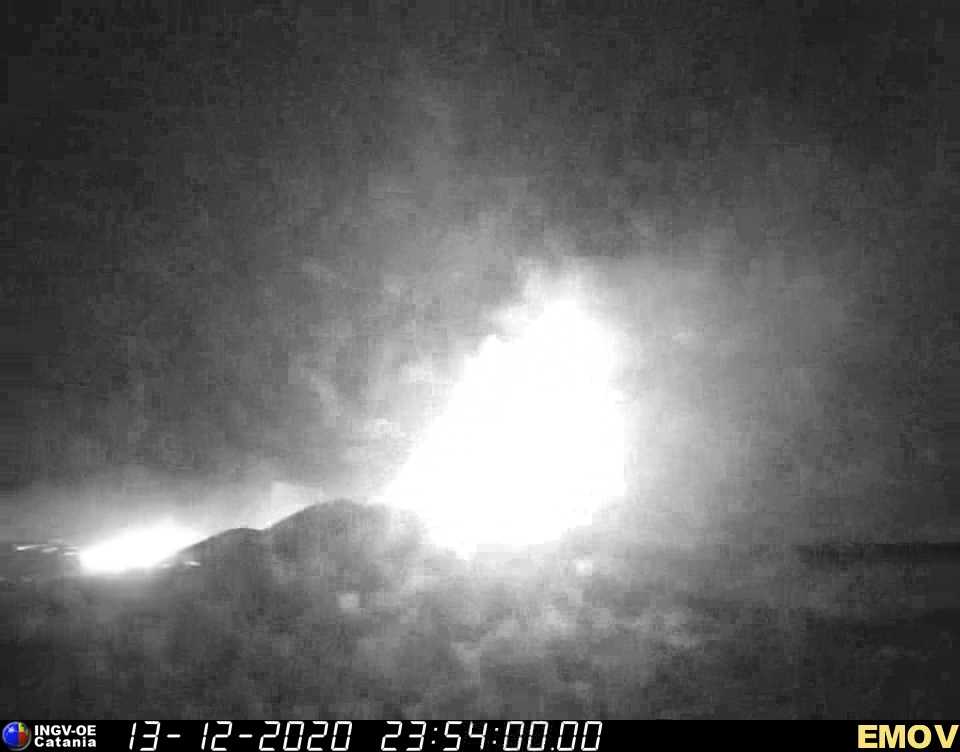 Eruption of Etna volcano this evening (image: INGV webcam)