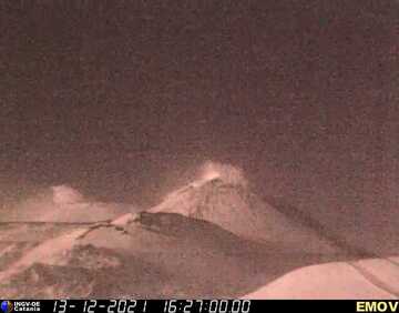 Mild strombolian explosion at the New SE crater in the evening (image: INGV Catania Montagnola webcam)