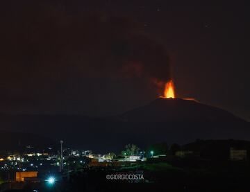 Una fuente de lava en el Etna esta mañana temprano (Foto: Giorgio Costa / Faceebook)