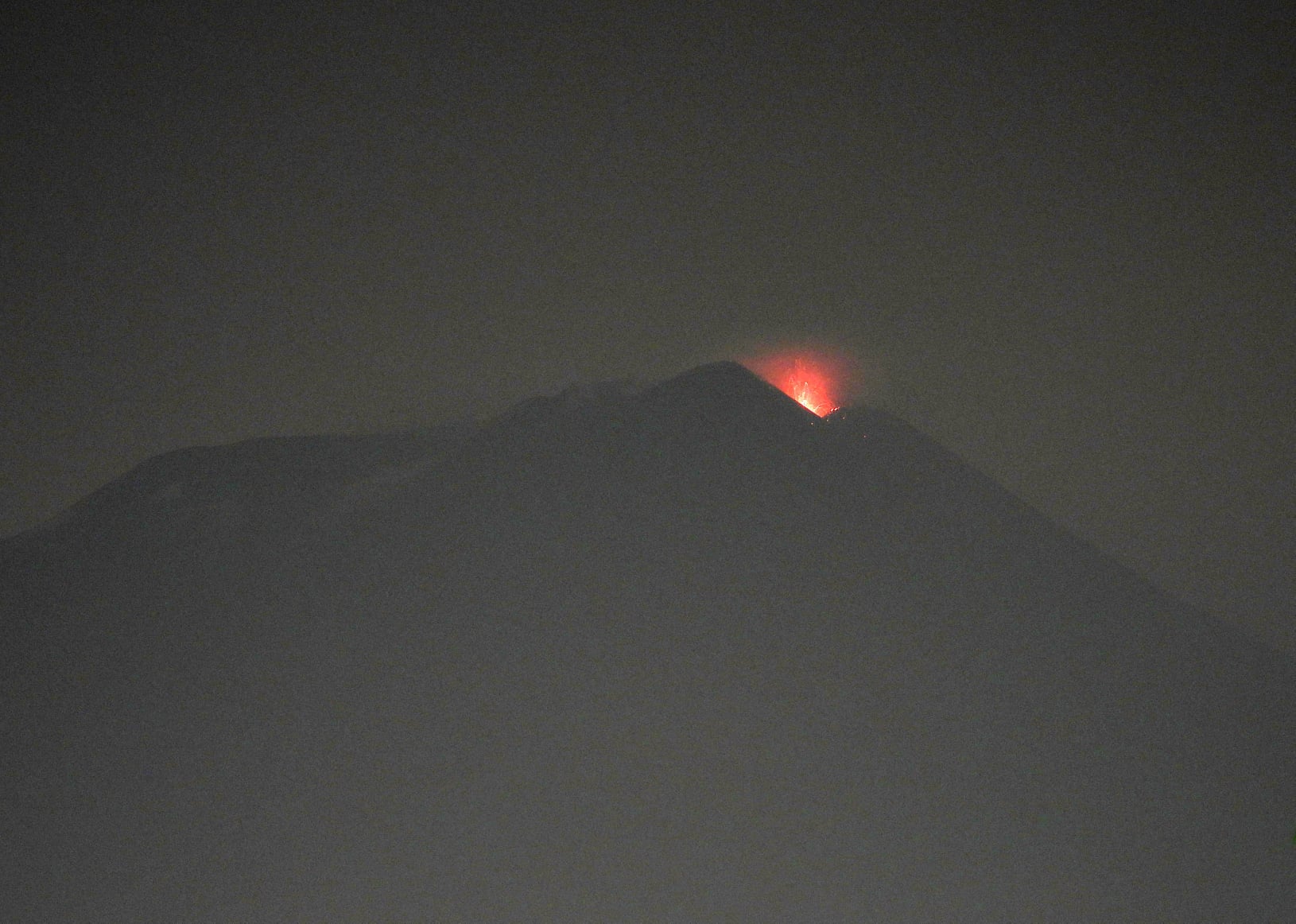 Weak strombolian eruption at Etna's New SE crater last evening (image: Boris Behncke / facebook.com/boris.behncke)