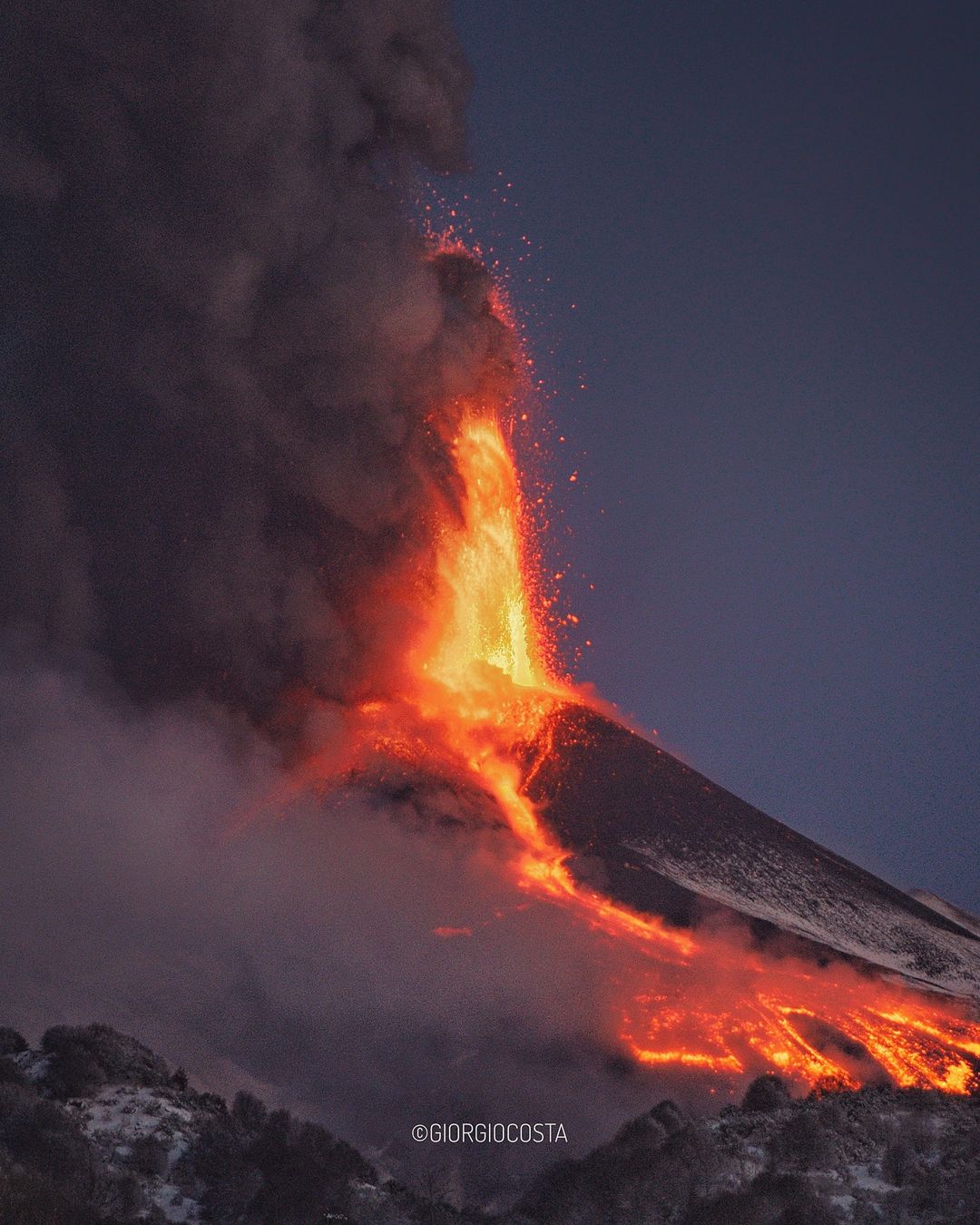 Lava fountain during the peak of the lastest paroxysm at Etna's New SE crater (image: Giorgio Costa / facebook)
