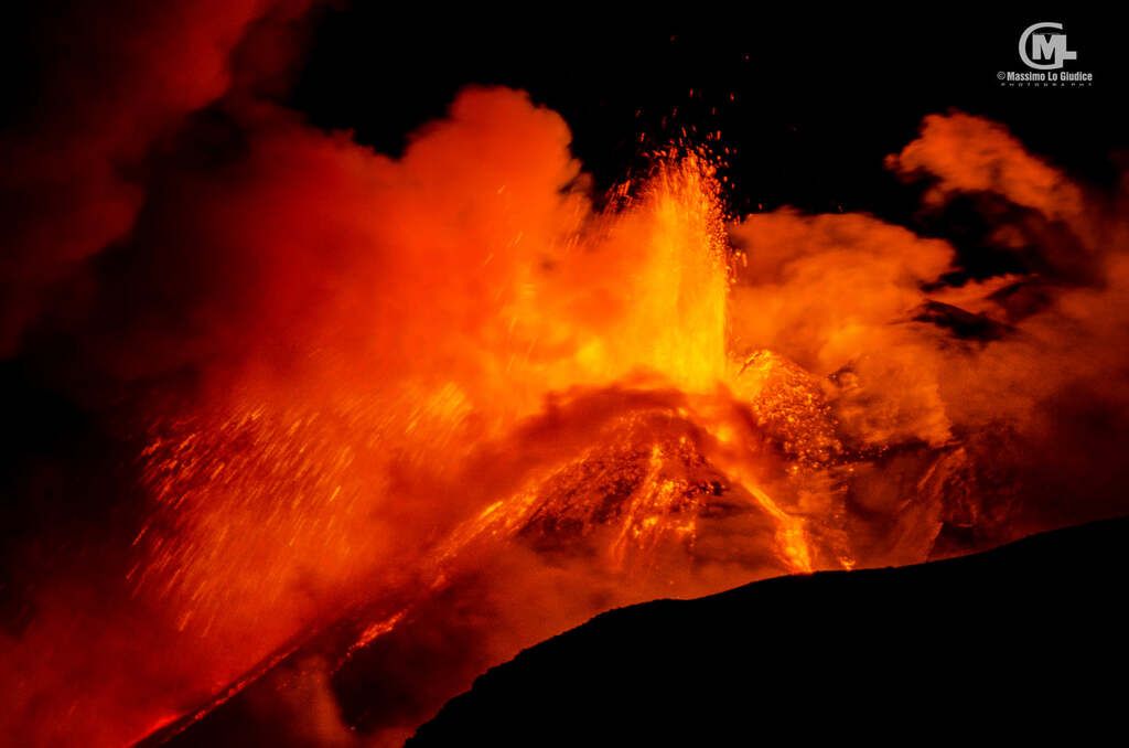 Lava fountain from Etna's New SE crater last night (image: Massimo Lo Giudice / facebook)