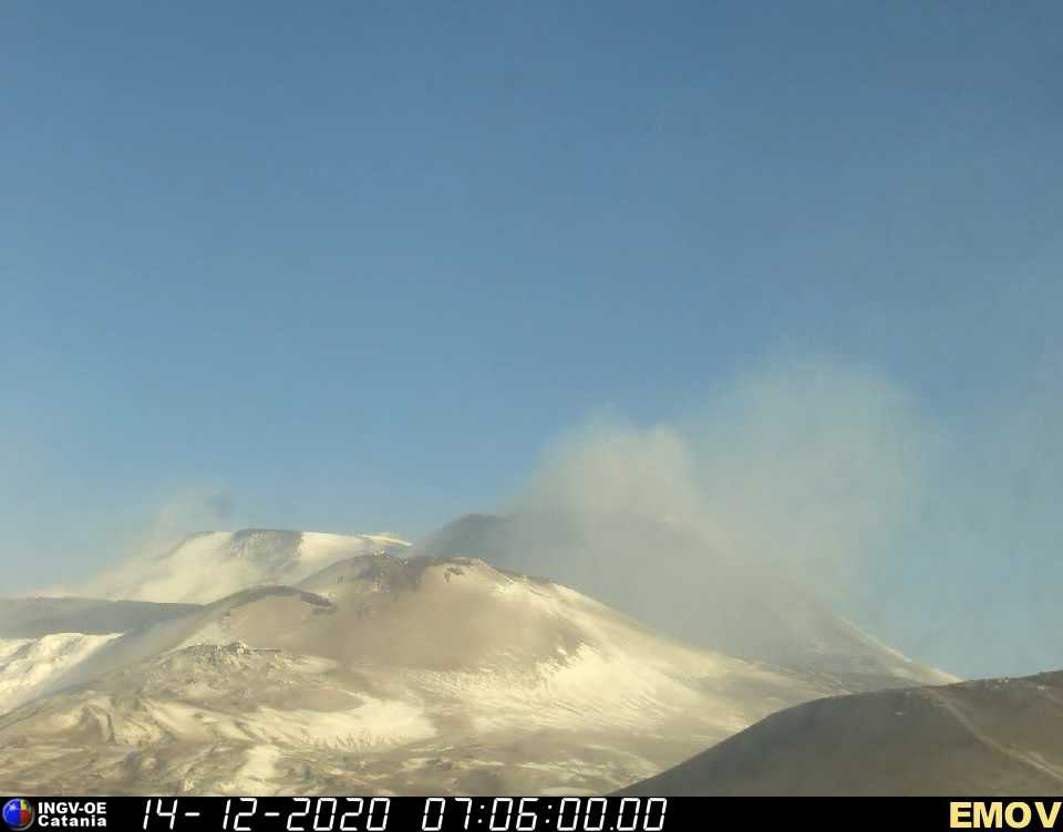 The volcano this morning with NSEC still emitting light ash plumes and the lava flow now probably no more alimentated (image: INGV webcam)