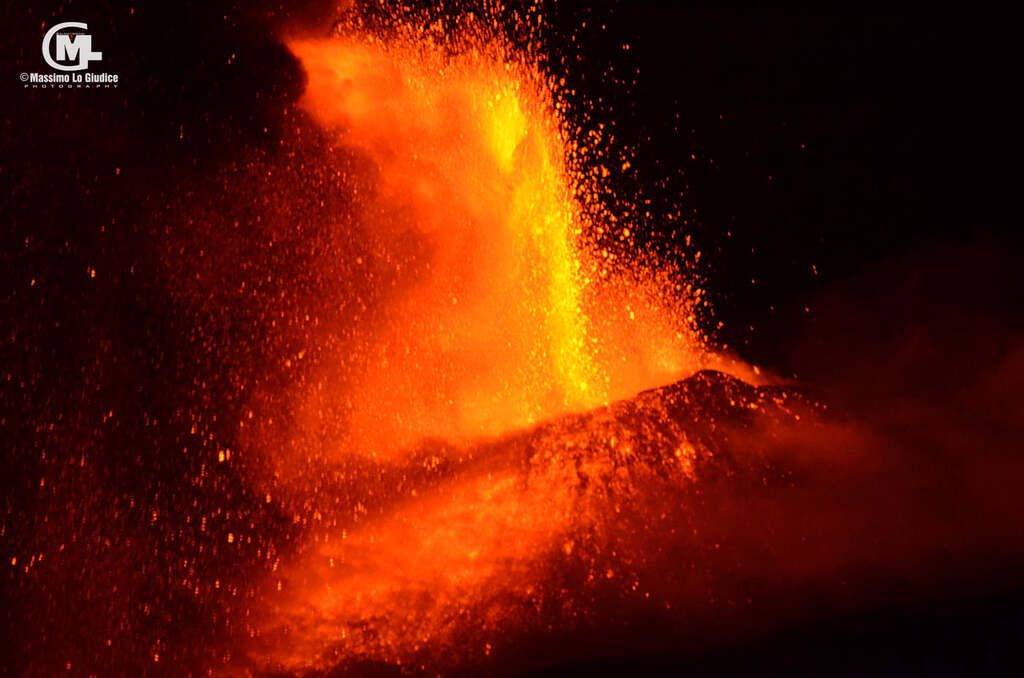 Etna's lava fountain during the 13th paroxysm this morning (image: Massimo Lo Giudice / facebook)