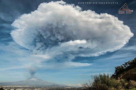 The large ash plume from Etna's paroxysm today (image: Antonio di Caudo / https://www.facebook.com/etna365)