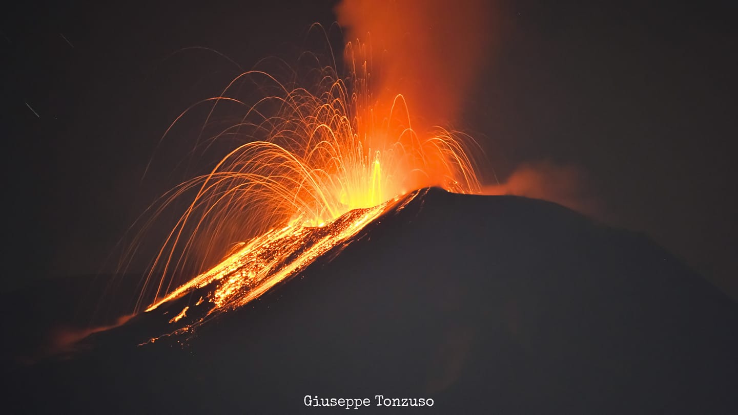 Volcan Etna Actividad Actual Actividad Estromboliana Dentro De Bocca Nuova Volcanodiscovery