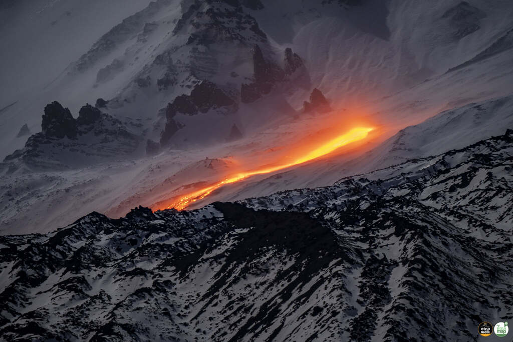 Last night's lava flow in the Valle del Bove (image: Giuseppe Distefano / Marco Restivo / EtnaWalk / facebook)