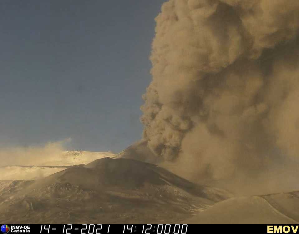 Ash column rising from the New SE crater at 15.20 local time (image: INGV webcam Montagnola)