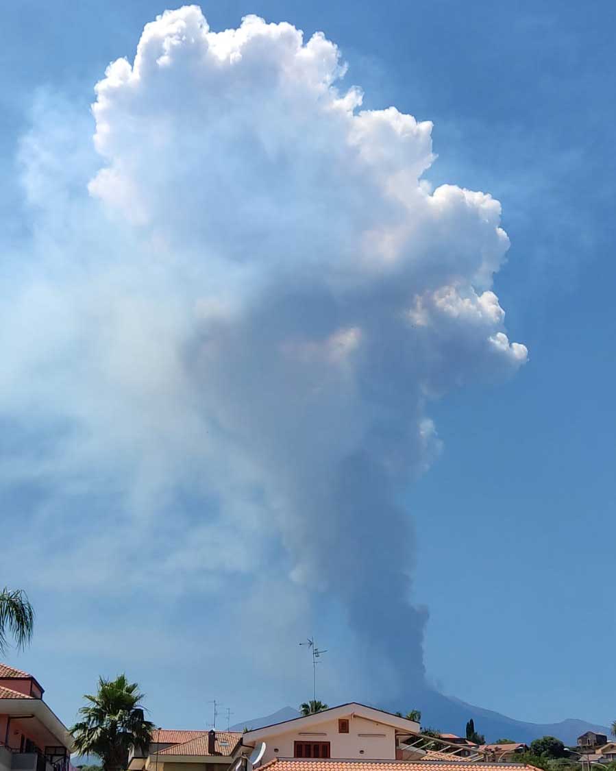 Eruption column from today's paroxysm at Etna (image: INGVvulcani / facebook)