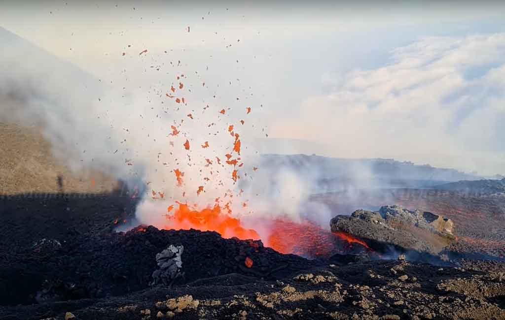 La nuova bocca dell'Etna che scorre alla base meridionale del cratere sud-orientale è stata attiva dal 31 marzo al 1 aprile (Foto: Michelle Mamino)